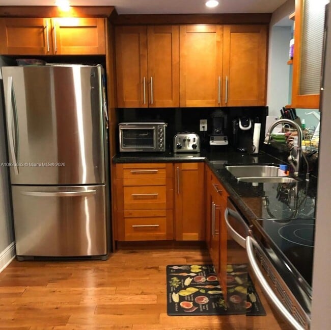 8625 NW 8th St, Unit 317 in Miami, FL - Building Photo - Building Photo