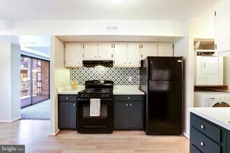 2004 Colts Neck Rd, Unit 11B in Reston, VA - Building Photo - Building Photo