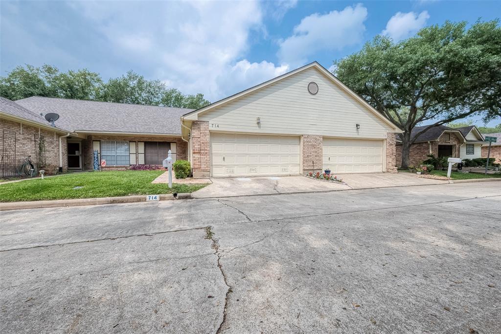 714 E Country Grove Cir in Pearland, TX - Foto de edificio