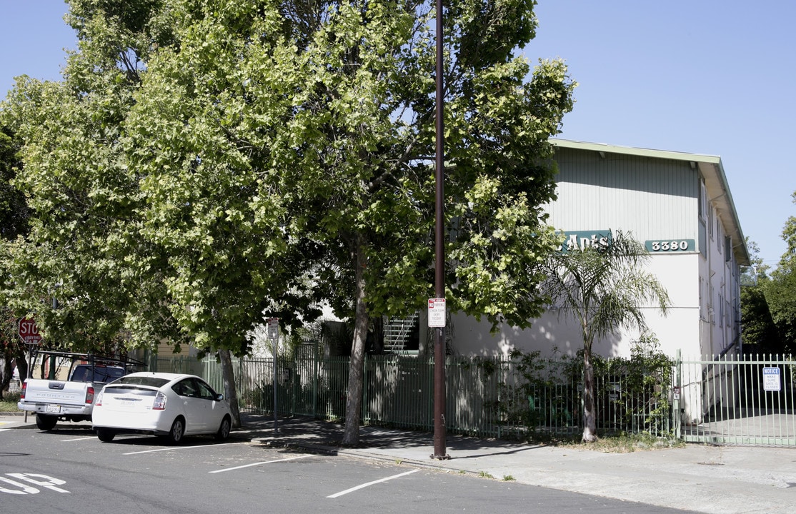 Adeline Apartments in Berkeley, CA - Foto de edificio