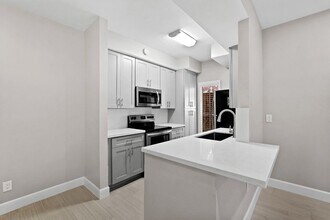 2300 Augusta Dr in Houston, TX - Building Photo - Building Photo