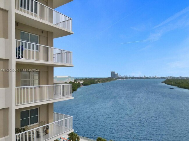 300 Bayview Dr in Sunny Isles Beach, FL - Foto de edificio - Building Photo