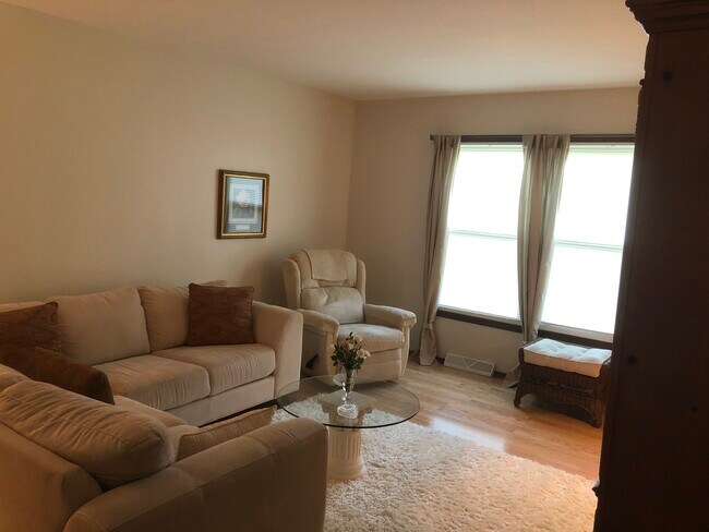 17645 Prince George Ct in Brookfield, WI - Building Photo - Building Photo