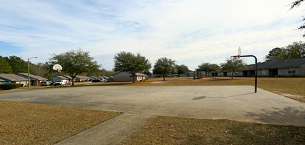 Triple Oaks Apartments in Quincy, FL - Foto de edificio - Building Photo