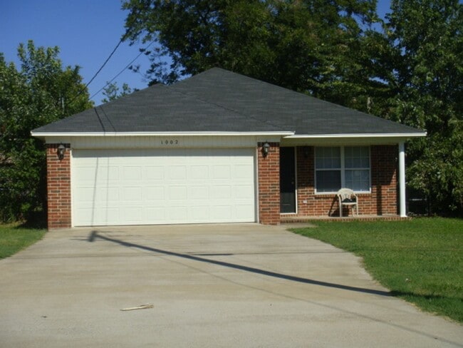 property at 1002 N Greenwich Ave