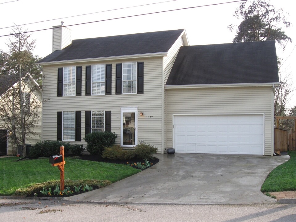 1377 Woodridge Dr in Knoxville, TN - Building Photo