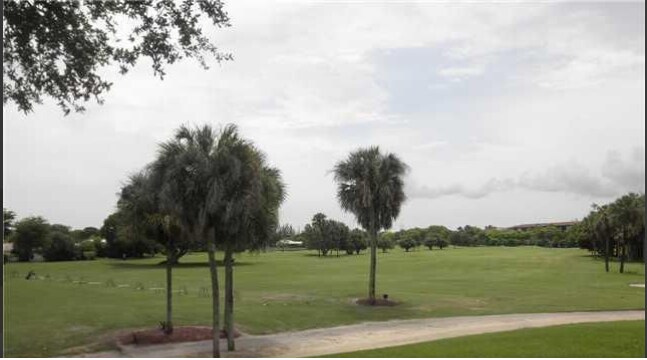 5708 Mulberry Dr in Tamarac, FL - Building Photo
