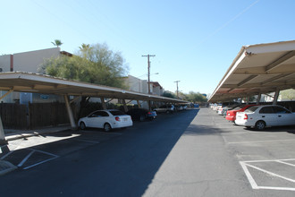 Royal Alvernon Apartments in Tucson, AZ - Building Photo - Building Photo