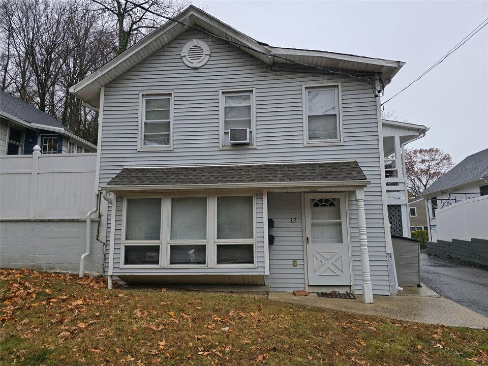 12 Putnam Ave in Glen Cove, NY - Building Photo