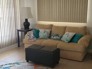 2447 NE Sharp St in Jensen Beach, FL - Foto de edificio - Building Photo