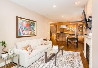 11 Gardner Rd, Unit 2 in Cambridge, MA - Building Photo - Building Photo