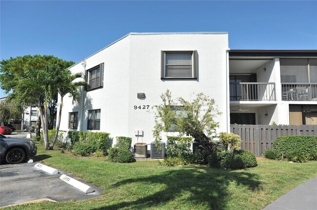 9427 Fontainebleau Blvd in Miami, FL - Building Photo - Building Photo