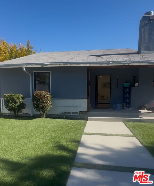 6824 Chimineas Ave in Los Angeles, CA - Building Photo