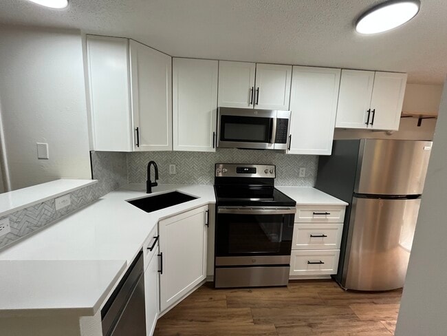 165 S Clarkson St, Unit 204