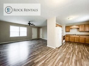 19 Sunset Dr in Hutchinson, KS - Building Photo - Building Photo