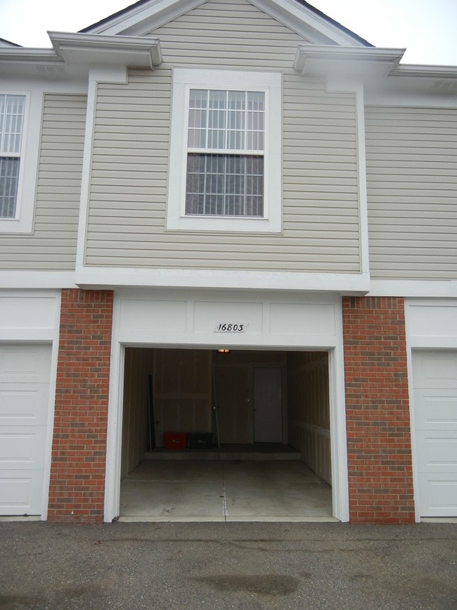 16803 Dover Dr, Unit 13 in Northville, MI - Building Photo - Building Photo