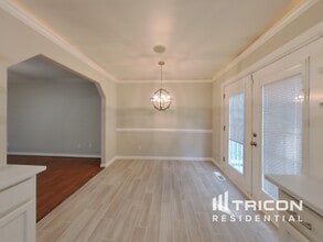 8807 Dundee Dr in Fredericksburg, VA - Foto de edificio - Building Photo
