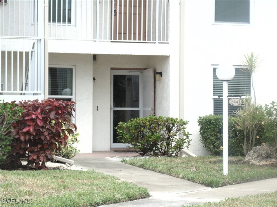 5441 Peppertree Dr in Ft. Myers, FL - Building Photo