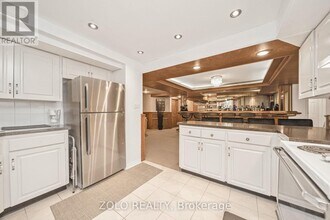 8 Enchanted Ct in Brampton, ON - Building Photo - Building Photo