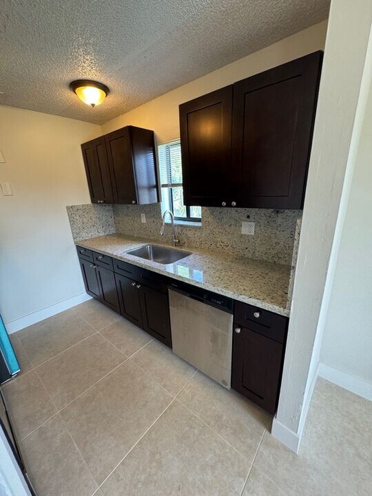 1121 W River Dr in Margate, FL - Foto de edificio