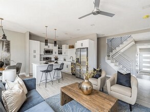 15588 Rocklyn Dr in Urbandale, IA - Building Photo - Building Photo