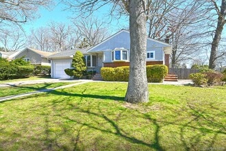 110 Dix Hills Rd in Huntington, NY - Building Photo - Building Photo