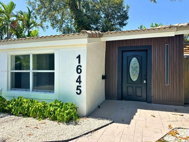 1645 NE 175th St in North Miami Beach, FL - Building Photo - Building Photo