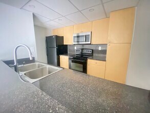 7125 NW 186th St, Unit B-304 in Hialeah, FL - Building Photo - Building Photo