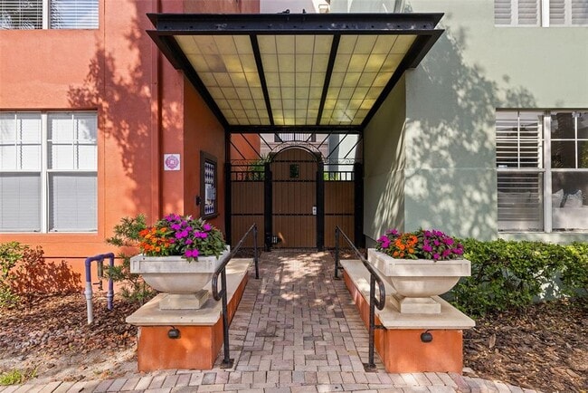 2402 W Azeele St in Tampa, FL - Building Photo - Building Photo