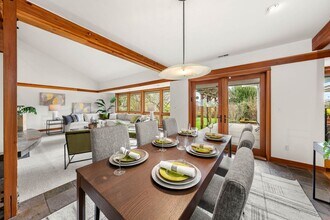 9815 Vineyard Crest in Bellevue, WA - Building Photo - Building Photo