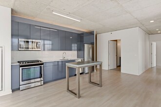 331 W Illinois St in Chicago, IL - Building Photo - Building Photo