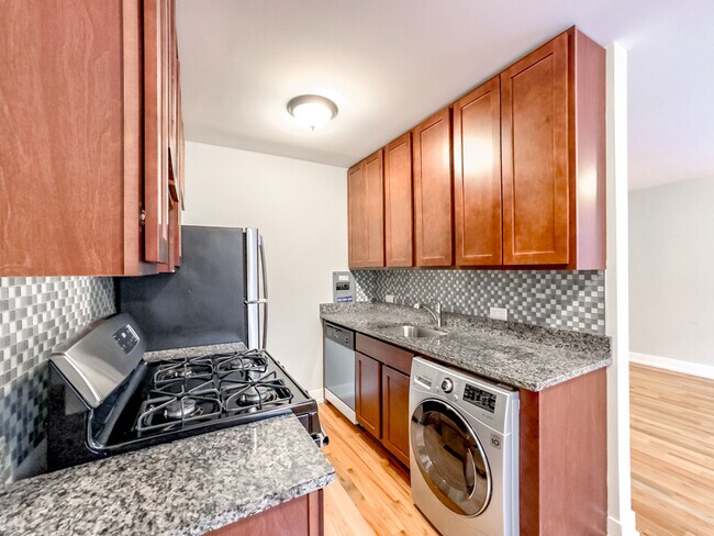 510 W Briar in Chicago, IL - Building Photo - Building Photo