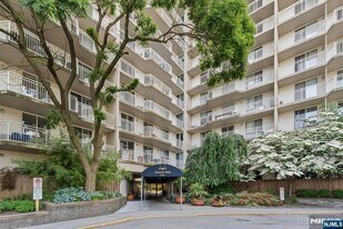 1055 River Rd in Edgewater, NJ - Building Photo