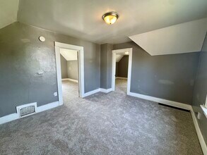 201 S Howell St, Unit 201 Half in Davenport, IA - Foto de edificio - Building Photo