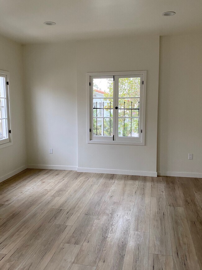 205 S Arnaz Dr in Beverly Hills, CA - Building Photo - Building Photo