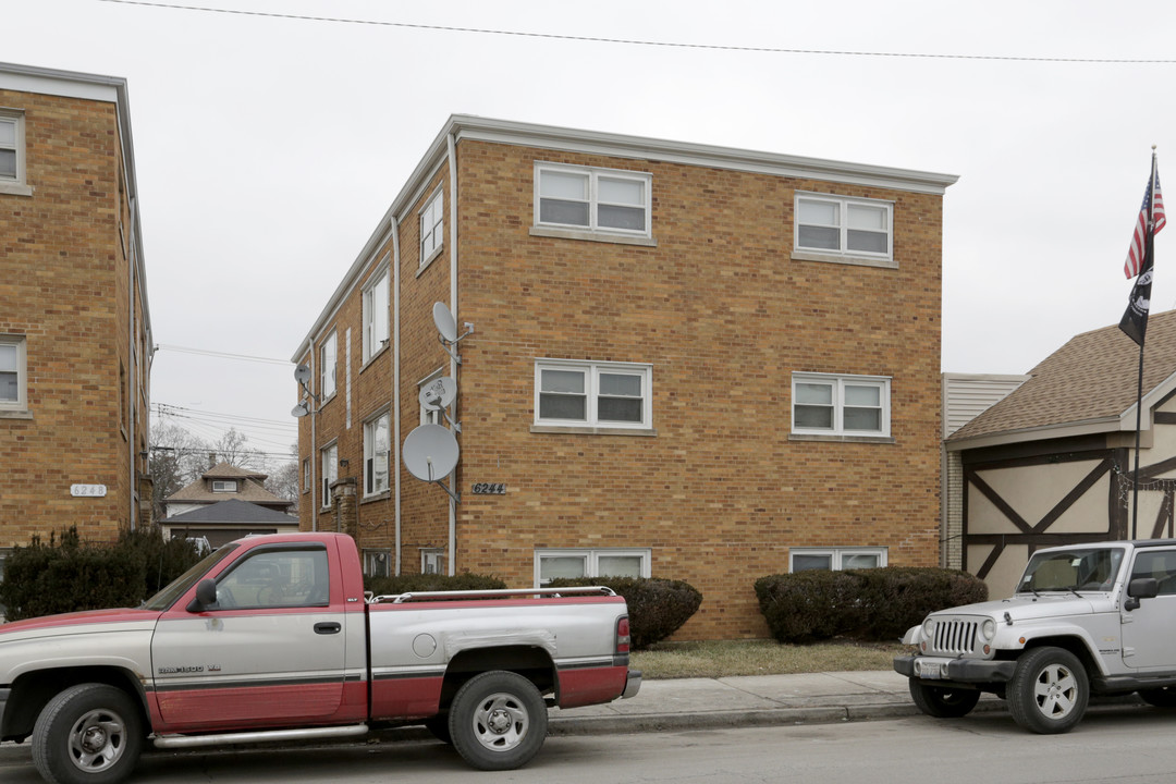 6244 W Addison St in Chicago, IL - Building Photo