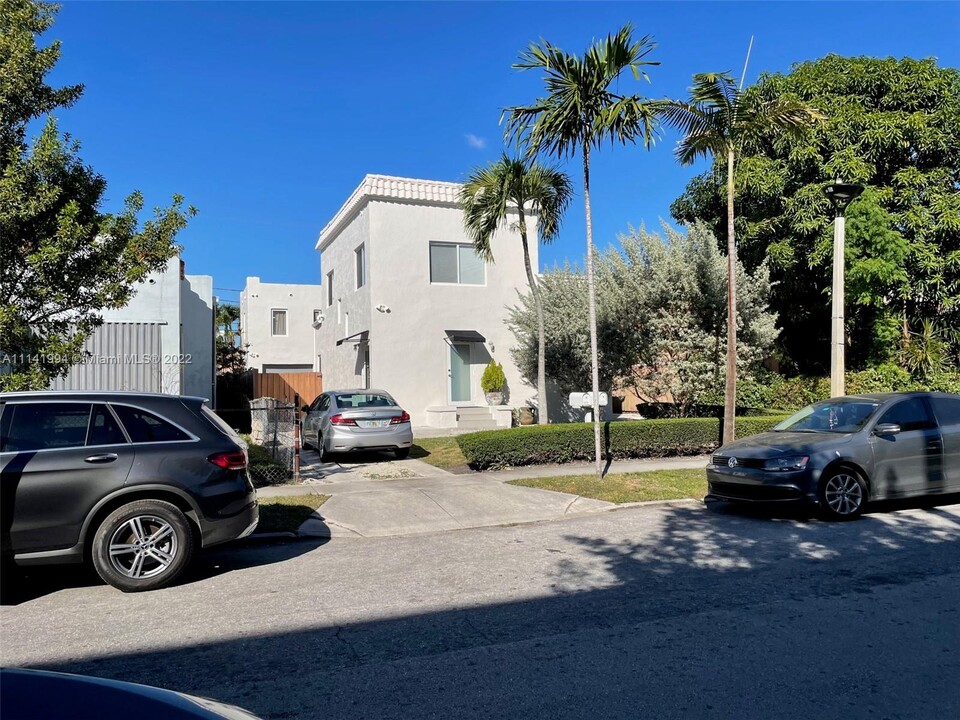 1525 SW 9th St-Unit -B in Miami, FL - Building Photo