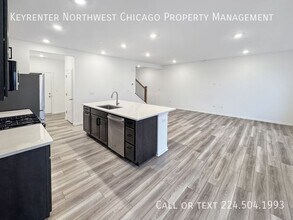 1135 White Oak Cir in Crystal Lake, IL - Building Photo - Building Photo