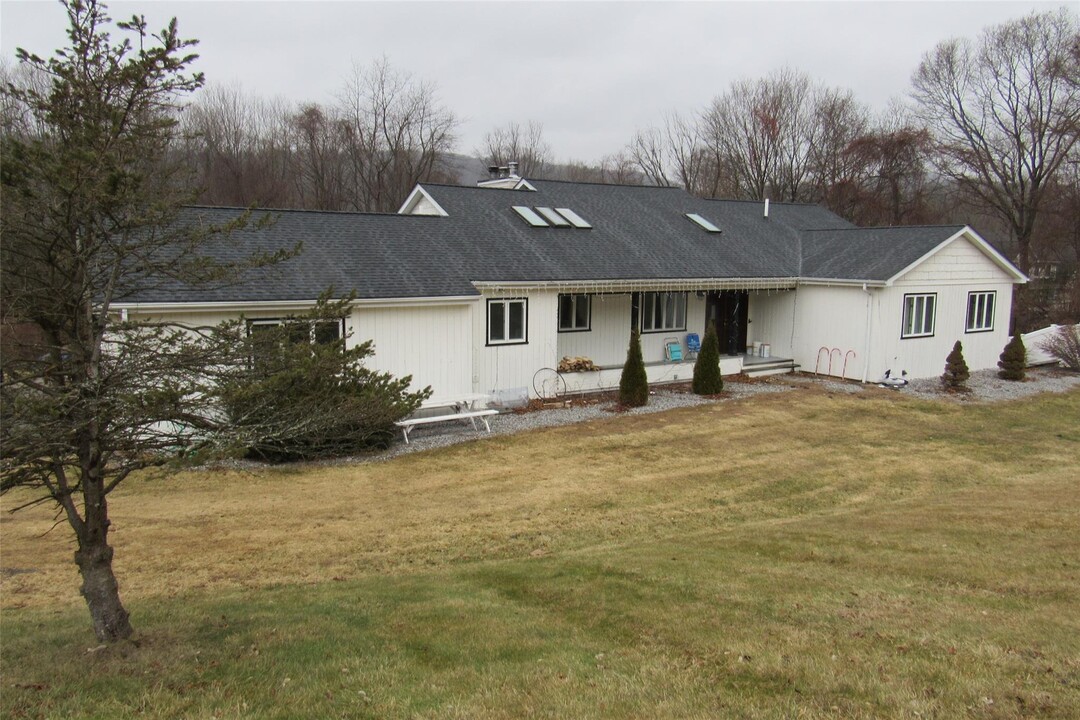 921 W Dover Rd in Pawling, NY - Building Photo