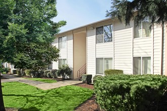 South Pointe Apartments in Salem, OR - Building Photo - Building Photo