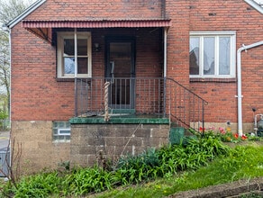 713 Overhill Dr in North Versailles, PA - Foto de edificio - Building Photo