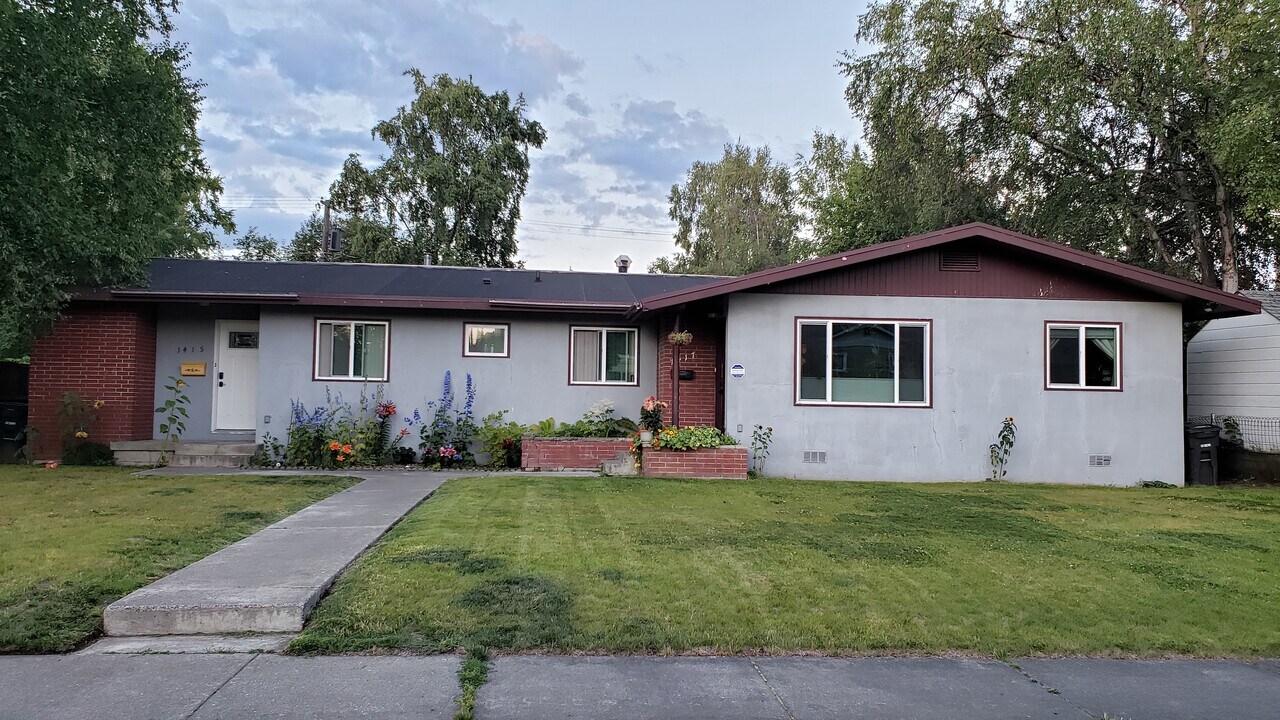 1417 Garden St in Anchorage, AK - Building Photo