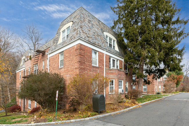 Pinewood Gardens in Hartsdale, NY - Foto de edificio - Building Photo