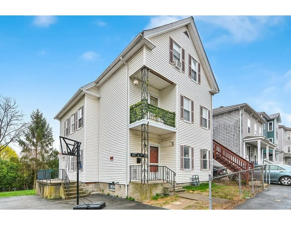 13 Esther St in Worcester, MA - Building Photo