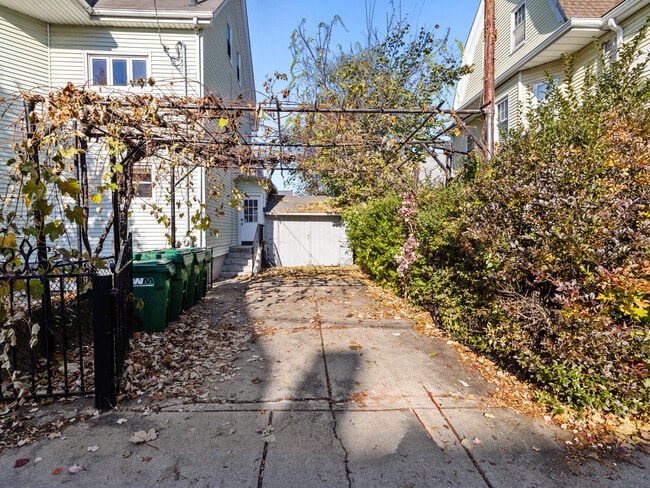 42 William St, Unit 1 in Medford, MA - Foto de edificio - Building Photo