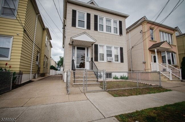 property at 74 Harrison Pl