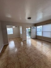 2114 Brundage Ln in Bakersfield, CA - Building Photo - Building Photo