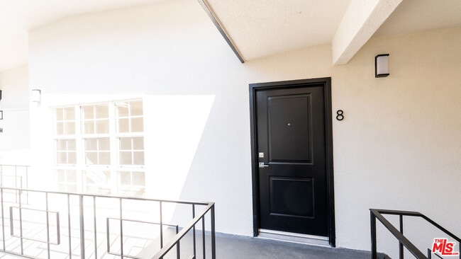 835 S Sherbourne Dr in Los Angeles, CA - Foto de edificio - Building Photo