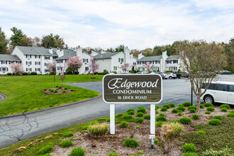 Edgewood Condominium in Mansfield, MA - Foto de edificio - Building Photo