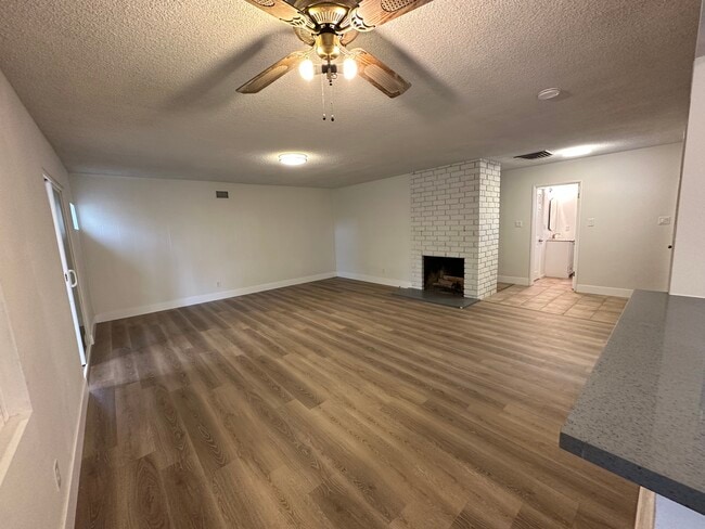 556 Myrtle Ave in Glendora, CA - Foto de edificio - Building Photo